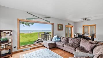 Smart TV, lareira, mesa de pingue-pongue