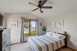 3 bedrooms, in-room safe, free WiFi, bed sheets