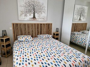 2 habitaciones, tabla de planchar con plancha y cuna de viaje