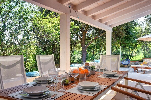 Outdoor dining - Cottage only 20 meters from the beach (Premantura)