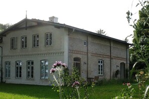 Ein großes, zweistöckiges Gebäude mit zahlreichen Fenstern und einer Ziegel-Fassade.