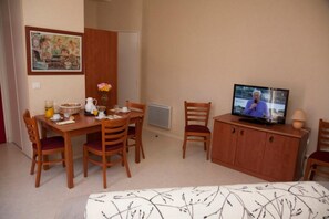 Apartment | 2 bedrooms, free WiFi, bed sheets - Ar Peoch-one-bedroom Apartment With Cabin (Rochefort-en-Terre)