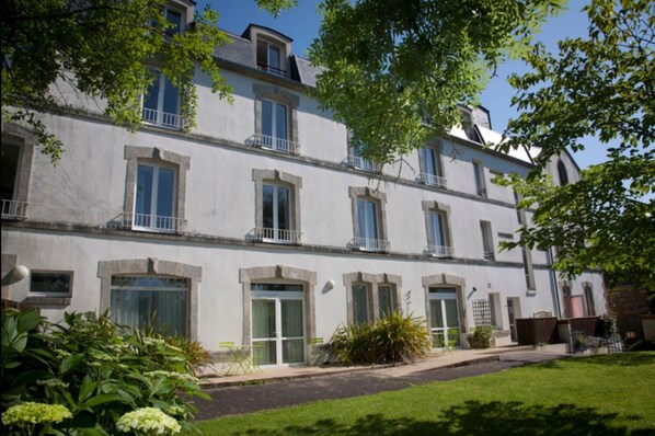 Apartment | 2 bedrooms, free WiFi, bed sheets - Ar Peoch-one-bedroom Apartment With Cabin (Rochefort-en-Terre)