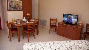 Apartment | 1 bedroom, WiFi (free), bed sheets - Ar Peoch - Studio (Rochefort-en-Terre)
