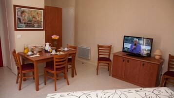 1 bedroom, free WiFi, bed sheets