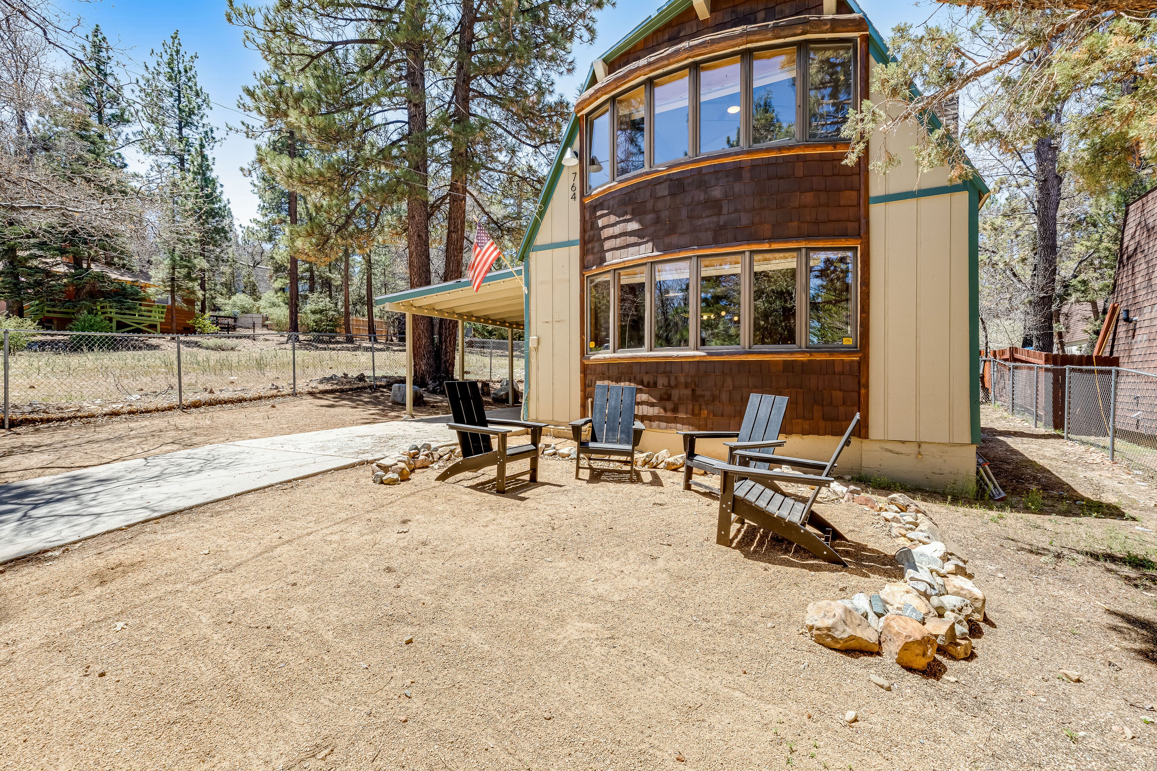 Alpine retreat with private hot tub, enclosed yard & wood fireplace