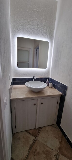 Shower, bidet - Max villa 2 minutes from the center of Villasimius villa with garden (Sardegna)