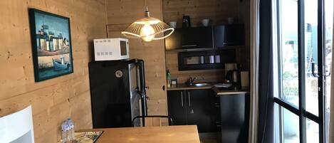 冷蔵庫、コンロ、電気ポット、トースター