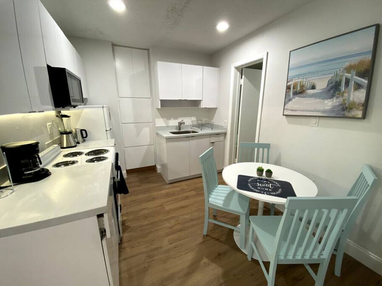 Kjøleskap, mikrobølgeovn, ovn og kokeplater