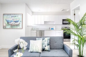 Smart TV - 470 SW 7th st - Apt 47 · Spacious 1BR – Walk to City Centre + Free Parking (Miami)