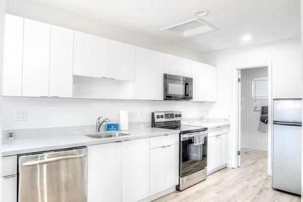 Fridge, microwave, oven, stovetop - 470 SW 7th st - Apt 47 · Spacious 1BR – Walk to City Centre + Free Parking (Miami)