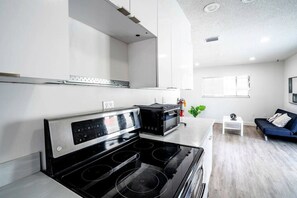 Fridge, microwave, oven, stovetop - 470 SW - APT 46 · Modern & Spacious 2BR Near Brickell (Miami)