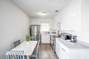 Fridge, microwave, oven, stovetop - 470 SW - APT 46 · Modern & Spacious 2BR Near Brickell (Miami)