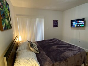 2 室のベッドルーム、アイロン / アイロン台、WiFi (無料)、ベッドシーツ