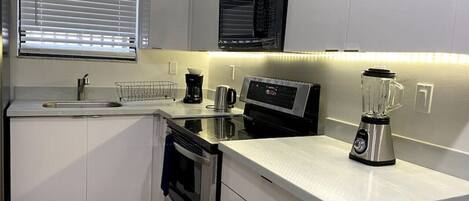 Køleskab, mikrobølgeovn, ovn, kogeplade