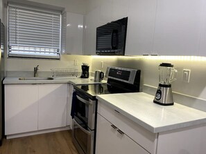 冷蔵庫、電子レンジ、オーブン、コンロ