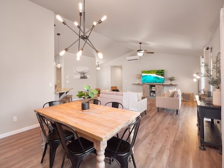 Dining. The Watusi Place - A Modern Umpqua Valley Getaway