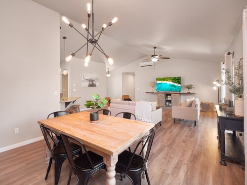 The Watusi Place - A Modern Umpqua Valley Getaway