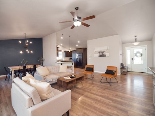 The Watusi Place - A Modern Umpqua Valley Getaway