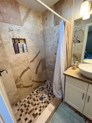 Combined shower/bathtub, hair dryer, towels, soap - Beachside condo #B with 2bd /2 bath (Carlsbad)
