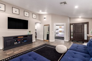 Room - NEW! POOL, UPDATED & MINUTES FROM State Farm STADIUM. (Glendale)