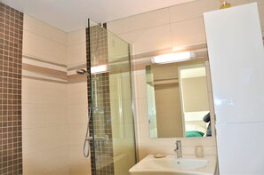 Shower, hair dryer, towels, soap - PMR-accessible cottage, quiet, TT comfort, ideally located in Brittany, 15km from the beach. (Plancoët)