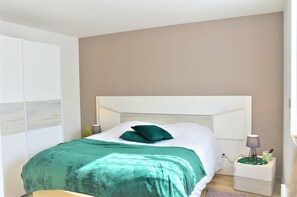 2 chambres, bureau, fer et planche à repasser, lit parapluie