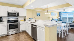 Coffee/tea maker, fridge, microwave, oven - Oceanfront Luxury 4BR Condo w/ Large Balcony & Pool (Myrtle Beach)