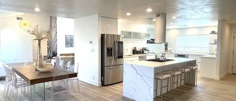 冷蔵庫、電子レンジ、オーブン、コンロ