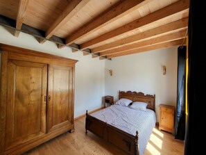 3 habitaciones, escritorio y tabla de planchar con plancha 
