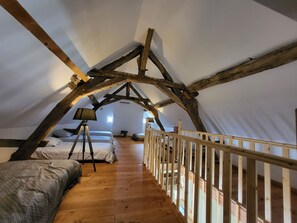 3 habitaciones, escritorio y tabla de planchar con plancha 