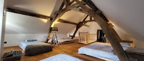 3 bedrooms, desk, iron/ironing board, travel crib