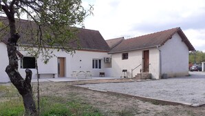 Il s’agit d’un bâtiment à deux étages, à l’extérieur blanc et au toit recouvert de tuiles rouges. On y trouve un petit patio avec une table et des bancs.