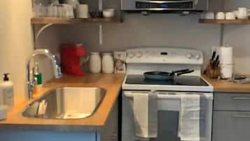 Een koelkast, een magnetron, een oven, een kookplaat