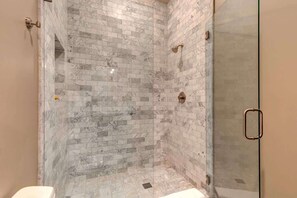 Een douche, een haardroger, shampoo