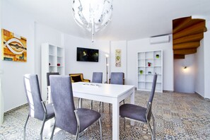 Dining - Villa SANTORINI (Cambrils)