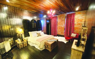 Habitación, 1 cama de matrimonio grande | Colchones con acolchado adicional y decoración individual