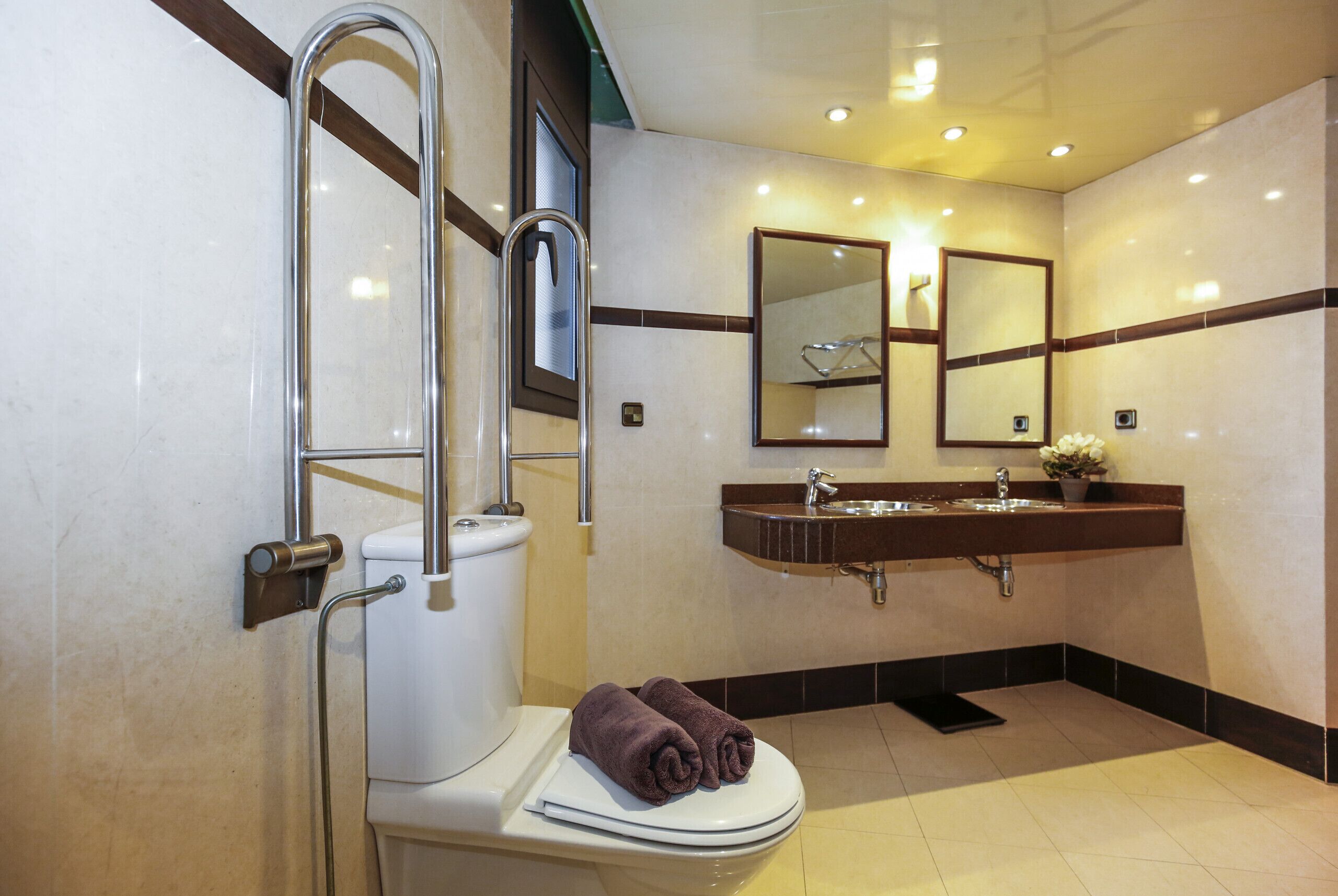 Une salle de bain moderne avec des toilettes, un lavabo et un miroir.