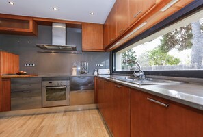 Een koelkast, een microgolfoven, een oven, een vaatwasser