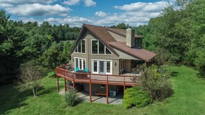 Exterior - Cabin in the woods, hot tub, pool table, fire pit, swing set (Oakland)