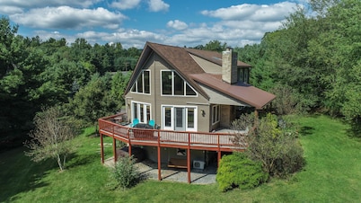 Cabin in the woods, hot tub, pool table, fire pit, swing set