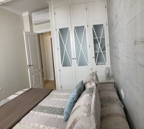 3 bedrooms, desk, iron/ironing board, WiFi