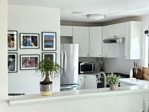 Kjøleskap, ovn, kokeplater og oppvaskmaskin