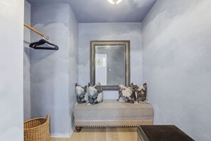 Interior - Bouldin 6 bedroom with heated pool (Austin)