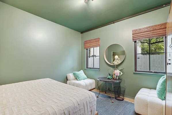 6 bedrooms, iron/ironing board, WiFi, bed sheets - Bouldin 6 bedroom with heated pool (Austin)