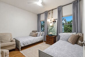 6 bedrooms, iron/ironing board, WiFi, bed sheets