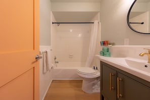 Douche, sèche-cheveux, serviettes fournies, shampoing