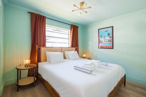 2 bedrooms, desk, iron/ironing board, WiFi