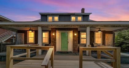 Manor and Mutts #1 (4-Bedroom Cottage) - Pets Allowed by RedAwning