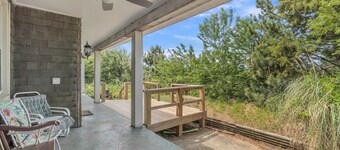 Manor and Mutts #1 (4-Bedroom Cottage) - Pets Allowed by RedAwning